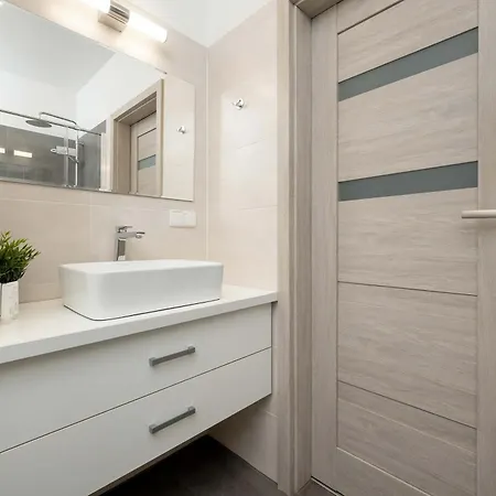 Elegancki We Wroclawiu Blisko Parku I Rzeki Z Klimatyzacja W Salonie I Biurkiem By Renters Apartment Breslau