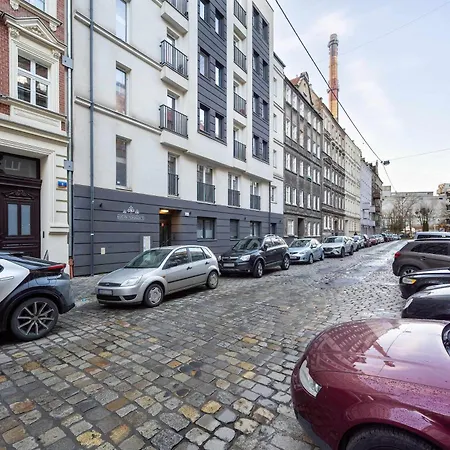 Elegancki We Wroclawiu Blisko Parku I Rzeki Z Klimatyzacja W Salonie I Biurkiem By Renters Breslau