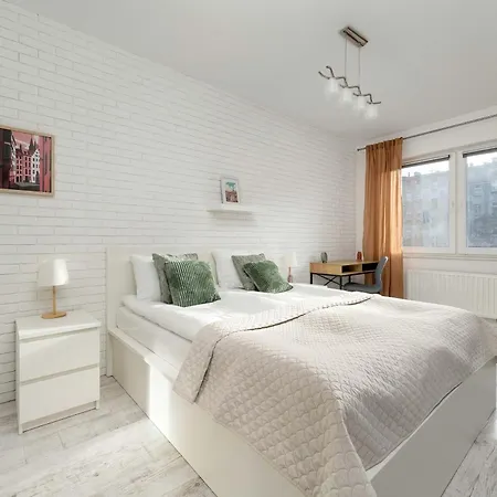Elegancki We Wroclawiu Blisko Parku I Rzeki Z Klimatyzacja W Salonie I Biurkiem By Renters Apartment Breslau