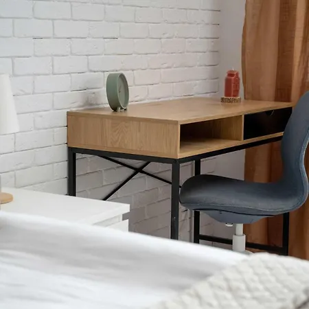 Elegancki We Wroclawiu Blisko Parku I Rzeki Z Klimatyzacja W Salonie I Biurkiem By Renters Breslau
