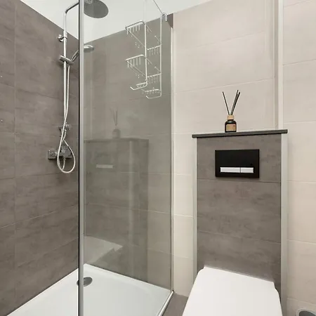Elegancki We Wroclawiu Blisko Parku I Rzeki Z Klimatyzacja W Salonie I Biurkiem By Renters