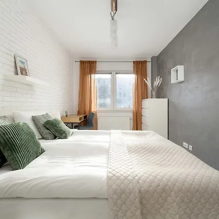 Elegancki We Wroclawiu Blisko Parku I Rzeki Z Klimatyzacja W Salonie I Biurkiem By Renters Apartment