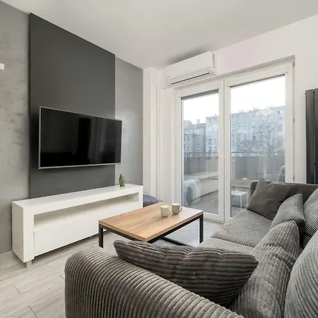 Elegancki We Wroclawiu Blisko Parku I Rzeki Z Klimatyzacja W Salonie I Biurkiem By Renters Apartment